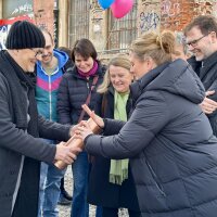 Befüllung des Grundsteins, Personen von links nach rechts: Rainer Hofmann Geschäftsführer bei bogevischs buero, Andreas Krauth Geschäftsführer bei Teleinternetcafe, Anna Hanusch Stadträtin, Prof. Lydia Haack Präsidentin der Bayerischen Architektenkammer, Prof. Elisabeth Endres Wissenschaftliche Begleitung, Ministerialdirektor Thomas Gloßner Bayerisches Staatsministerium für Wohnen Bau und Verkehr © StMB